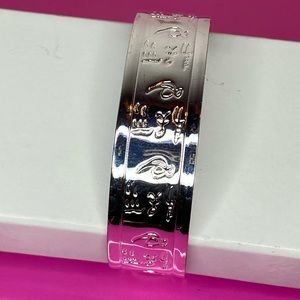 Woman silver cuff bracelet with design